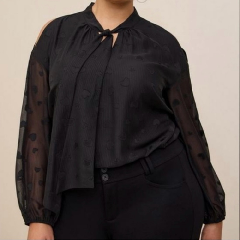 NWT Torrid Blouse Size 1 Black Heart Dot Tie Front Cold Shoulder Long Sleeve